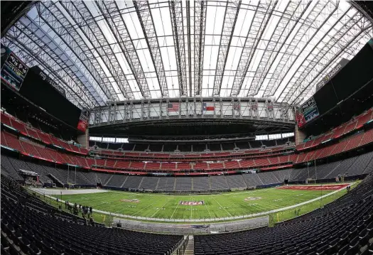  ?? David J. Phillip / AP ?? El campo de juego del NRG Stadium es el escenario del esperado partido entre los Patriots de Nueva Inglaterra y los Falcons de Atlanta.