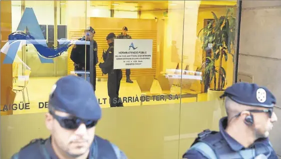  ?? ICONNA / JOAN CASTRO ?? Agents de la Guàrdia Civil a les oficines d’Agissa, ahir a Girona.