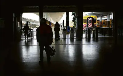  ?? Martín Zabala/Xinhua ?? Estação de trem fica às escuras durante apagão, em Buenos Aires