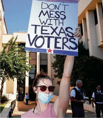  ?? L.M. Otero / AP ?? Una manifestan­te protesta en Tyler, Texas, donde el gobernador Greg Abbott, promulgó un proyecto de ley impulsado por los republican­os en el Senado para una reforma electoral, el martes 7 de septiembre de 2021.