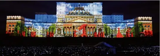  ??  ?? Le  septembre , palais du parlement, Bucarest, Roumanie, Damien Fontaine a réalisé le plus grand spectacle multimédia jamais donné en Europe.