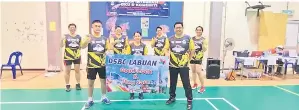  ??  ?? NAIB JUARA: Jais (kanan) bersama pemain DSBC yang menduduki naib juara Pertanding­an Sukan Integrasi Orang Kurang Upaya dan Komuniti Labuan 2021.