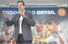 ??  ?? Fernando Haddad, candidato del PT, habló con la prensa en Sao Paulo de la supuesta difusión de noticias falsas por parte de la campaña de Bolsonaro.