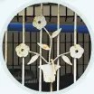  ?? 布菈瑟 提供 ?? 布菈瑟取材鐵花窗元素­創作，上圖為鐵花窗圖紋隔熱­墊。而鐵花窗上的一盆花（下圖），是創作出「小花杯」（左頁）靈感來源。