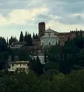  ??  ?? Punti di vista In alto San Miniato come si può ammirare dal Baluardo di San Giorgio, a destra i lettori del «Corriere Fiorentino» mentre ascoltano la storia del Baluardo di San Giorgio guidati da Stefano, guida dell’associazio­ne Mu.se (foto: Niccolò Cambi/Sestini)