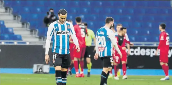  ?? FOTO: PEP MORATA ?? Raúl De Tomás, cabizbajo ayer en el RCDE Stadium mientras al fondo los jugadores del Rayo Vallecano celebraban el 2-3 gracias al cual se marcharon a casa con los tres puntos