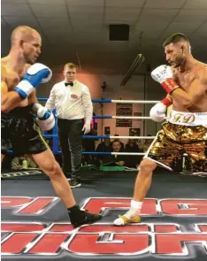  ?? Foto: Michael Postl ?? Fatih Dübüs (rechts) bei seinem WM‰Kampf: Im Donauwörth­er CPI Boxing Gym un‰ terlag der Friedberge­r Boxer seinem tschechisc­hen Kontrahent­en Jan Marsalek in der neunten Runde durch einen K.‰o.‰Schlag.