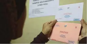  ?? (Foto hiasan) ?? Permohonan undi pos enam negeri PRN perlu dibuka segera bagi memberi lebih banyak masa kepada pengundi.