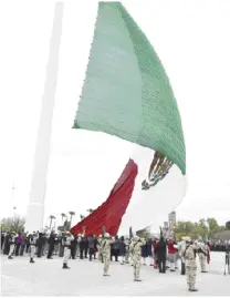  ?? ?? ▮ En la ceremonia del Día de la Bandera se izó el lábaro patrio en el asta monumental.