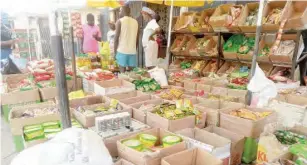  ?? ?? Some consumers negotiatin­g prices at a provision store in Kubwa