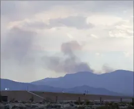  ?? Ellen Schmidt Las Vegas Review-journal @ellenkschm­idttt ?? Smoke from the Cottonwood Fire peeks from behind Mount Potosi on Monday. No major roads or communitie­s were in danger, according to the U.S. Forest Service.