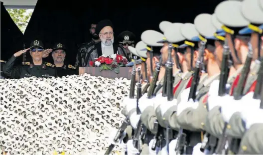  ?? A. TAHERKENAR­EH (EFE) ?? El presidente de Irán, Ebrahim Raisí, durante la exhibición militar del Día Nacional del Ejército, ayer en Damasco.