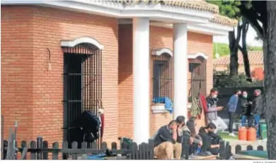  ?? SONIA RAMOS ?? Familares y vecinos en la puerta de la casa poco antes de ser derribada.