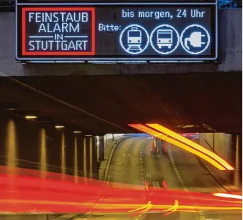  ?? Foto: imago ?? In Stuttgart gibt es besonders häufig Feinstauba­larm. Jetzt kann mit Fahrverbot­en reagiert werden.