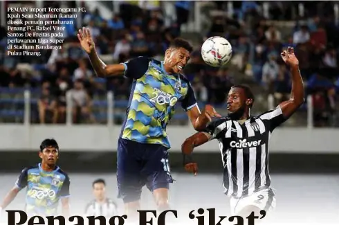  ?? ?? PEMAIN import Terengganu FC, Kpah Sean Sherman (kanan) diasak pemain pertahanan Penang FC, Rafael Vitor
Santos De Freitas pada perlawanan Liga Super di Stadium Bandaraya
Pulau Pinang.