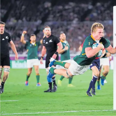  ??  ?? Lack of a pillar defender allowed Pieter-Steph du Toit to score untouched for the Boks in Yokohama.