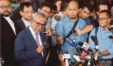  ?? PIC BY MOHAMAD SHAHRIL BADRI SAALI ?? Datuk Seri Najib Razak’s lead counsel, Tan Sri Muhammad Shafee Abdullah, talking to reporters at the Kuala Lumpur Court Complex yesterday.