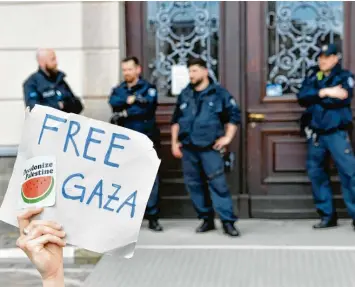  ?? Foto: Paul Zinken, dpa ?? Menschen protestier­en auf dem Gelände der Humboldt-Uni Berlin gegen den Krieg im Gazastreif­en.