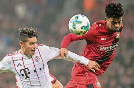  ?? FOTO: DPA ?? Auch im Zweikampf stark: James (links) im Kopfballdu­ell mit dem Leverkusen­er Wendell.