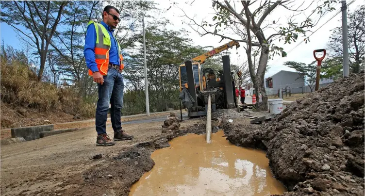  ?? JoHn durÁn ?? Ante la emergencia por el covid-19, AyA apresura el paso para poner en funcionami­ento tres nuevos pozos que inyecten más líquido al sistema de acueductos. Los trabajos en La Valencia de Heredia son supervisad­os por el ingeniero Leonardo Gómez.