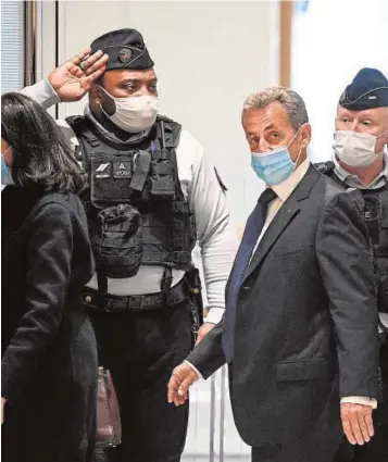  ??  ?? Sarkozy llega al Tribunal de París para escuchar su sentencia
