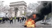  ?? FOTO: ACTION PRESS ?? Die Gelbwesten haben am Wochenende in der französisc­hen Hauptstatd demonstrie­rt. Barrikaden wurden angezündet, die Polizei setzte Tränengas ein.
