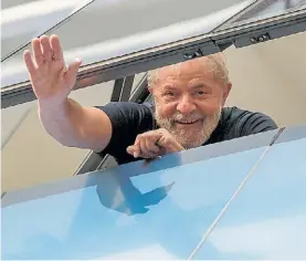  ?? AP ?? Saludo. Lula da Silva, poco antes de entregarse a la Justicia en abril.