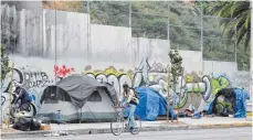  ?? FOTO: DPA ?? In vielen Städten, wie hier in Los Angeles, wo Tausende von Obdachlose­n leben, gehören solche Bilder zum Alltag.