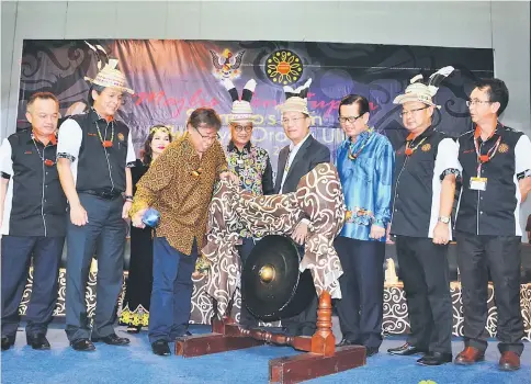 ??  ?? Abang Johari hits the gong to mark the closing of the symposium. Also seen are (front, from left) Antonio, Dennis, Liwan, Gerawat, Lee, Chukpai and event organising chairman Dr Philip Raja.