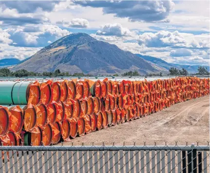  ?? DENNIS OWEN • REUTERS ?? Steel pipe to be used in the oil pipeline constructi­on of the Trans Mountain Expansion Project lies at a stockpile site in Kamloops, B.C., in 2019.