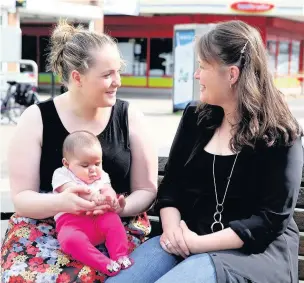  ?? Simon Pendrigh ?? ●●Pure Insight mentoring project mentor Jennette Sains with Claire Bryan and her baby Holly