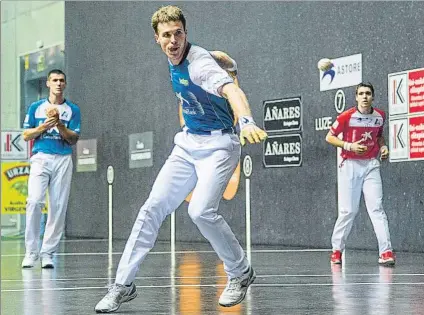  ?? FOTO: JUAN ECHEVERRIA ?? Dominadore­s
Iñaki Artola se dispone a golpear la pelota, con Rezusta e Irribarria de fondo