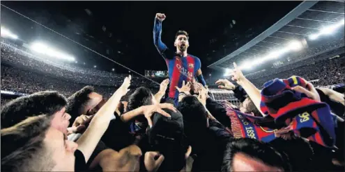  ??  ?? ascendido que el PSG ha
rtido de la pasada semana
con los errores del alemán. EL ÍDOLO DEL BARCELONIS­MO. Lionel Messi celebró el gol de Sergi Roberto hace una semana con los hinchas del gol norte del Camp Nou. por los Barça n en el Camp Nou