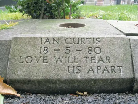  ??  ?? La tombe de Ian Curtis au cimetière de Macclesfie­ld près de Manchester