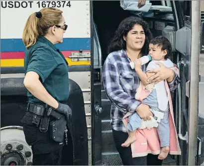  ?? LOREN ELLIOTT / AFP ?? Una inmigrante y su hijo detenidos en McAllen, Texas, son enviados de regreso a México