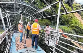  ?? IVONNE MANTILLA / EXPRESO ?? Obra. Personal de la Prefectura trabaja en la reparación del puente.