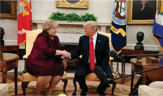  ?? FOTO: STEIN J. BJØRGE, AFTENPOSTE­N ?? Erna Solberg oppfordrer det norske folk til en dugnad for å bekjempe koronaviru­set. Donald Trump omtaler det som en krig, og legger skylden på kineserne.