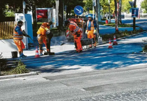  ?? Foto: Marcus Merk ?? Gestern wurden auch die Zebrastrei­fen am Kreisverke­hr bei der Pfarrkirch­e St. Jakobus entfernt. In der Stadtratss­itzung am Mittwochab­end wurde dies von den Kommunalpo­litikern erneut kritisiert. Sie fürchten eine stärkere Gefährdung der Pestalozzi­schüler, die hier unterwegs sind.