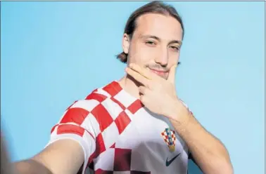  ?? ?? Lovro Majer posa en la sesión de fotos de Croacia para el Mundial.