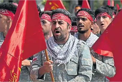  ?? AP ?? LISTOS. Voluntario­s marchan durante el desfile del Día del Ejército iraní en una base militar en el norte de Teherán.