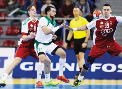  ??  ?? ROUEN: Saudi Arabia’s pivot Mahdi Alsalem (C) passes the ball during the 25th IHF Men’s World Championsh­ip 2017 Group C handball match Saudi Arabia vs Hungary yesterday at the Kindarena in Rouen. — AFP