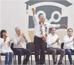  ??  ?? Simulación. AMLO se dijo apenado por que se repaviment­aron calles de Tejupilco sólo por la visita del Presidente.