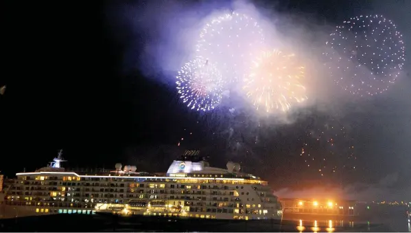  ?? | AYANDA NDAMANE African News Agency (ANA) ?? FIREWORKS at the V&amp;A Waterfront for New Year’s Eve celebratio­ns.