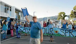  ?? CHERIE SIVIGNON/NELSON MAIL ?? Save our Springs campaign coordinato­r Kevin Moran holds up a petition signed by more than 13,0000 people that calls on Tasman District Council to put a moratorium on new water consents in the recharge area of the Arthur Marble Aquifer in Golden Bay.