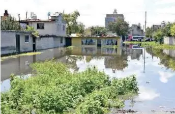  ?? FOTOS: DANIEL CAMACHO. ?? Las casas quedaron "flotando" tras las intensas lluvias.