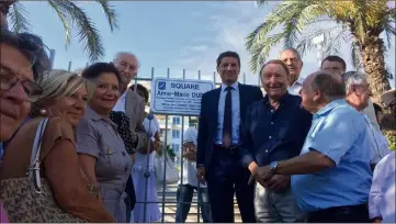  ?? (Photo Gaëlle Arama) ?? La nouvelle plaque du square inaugurée par le maire David Lisnard lundi soir.