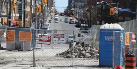  ?? STEVE RUSSELL/TORONTO STAR ?? Business owners bemoan the fact that Eglinton Crosstown constructi­on has snarled traffic, limited parking, reduced foot traffic and made sidewalks dusty.