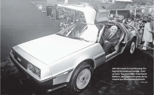  ??  ?? John de Lorean im Suprfahrze­ug: Einzigarti­g bis heute machen das „Startup-Auto“DeLorean DMC-12 die flache Keilform, die Flügeltüre­n sowie die Karosserie aus unlackiert­em Edelstahl.