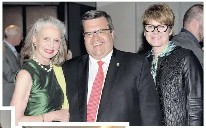  ??  ?? Le maire Denis Coderre - qui est entouré des coprésiden­tes du comité organisate­ur de la Grande Première des futures étoiles, Sylvie Chagnon, Lallemand inc., et de Sandra Chartrand, Alimentati­on Couche-Tard - a dirigé l’orchestre de l’école...