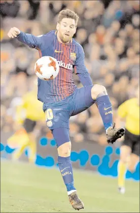  ??  ?? Messi es el primer jugador en la historia del futbol que logra superar ingresos fijos por más de 100 millones de euros ■ Foto Afp